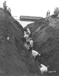 松戸地区で低地へ渡される洪水の写真