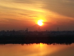 まさに今、夕日が沈むところです