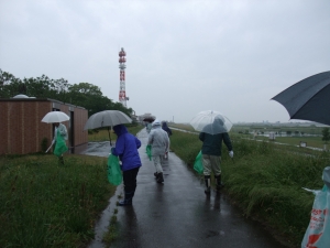 水郷会の皆さんの清掃の様子