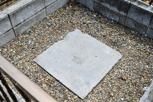 保護コンクリート中央の１３ｃｍ角が水準原標石