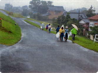 利根川沿川の住民の皆さんの清掃の様子