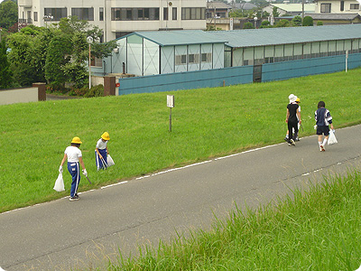 金江津小･中学校児童生徒と職員　約２２０名の皆さん清掃の様子