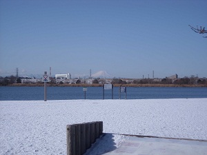彩湖・雪・富士山、３つのコラボレーションです