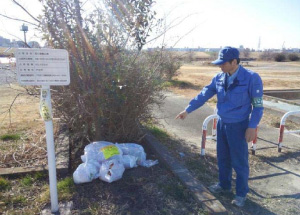 河川敷の不法投棄を確認