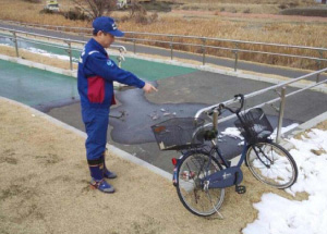 河川敷の不法投棄（自転車）を確認