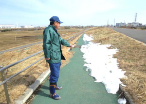 坂路の残雪状況を確認中