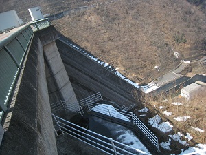 浦山ダムにはいまだ雪が残っています