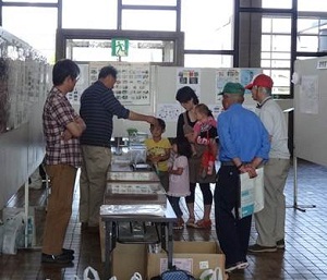 生体展示に、お子さんも興味津々です