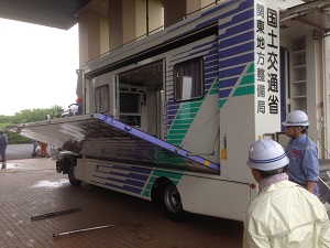 対策本部車です。現地での災害復旧の本部となります。