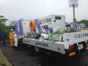 排水ポンプ車です。台風や集中豪雨などで起こる浸水被害箇所に派遣され、排水作業を行います。
