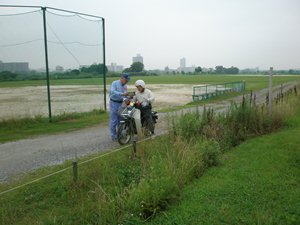 「河川敷利用ルール」を配付し、注意をしている状況