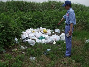 不法投棄された生活ゴミの状況を確認