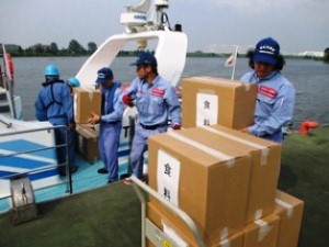 実際に緊急用船着き場と船を使い物資の積み卸しをしています。