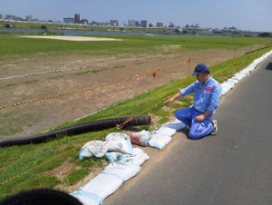 排水施設の異常部分を確認している状況