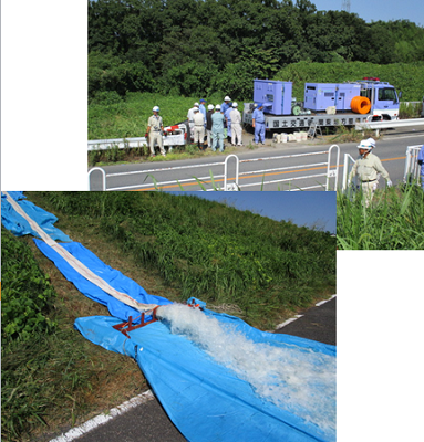 排水ポンプ車で排水運転操作を行い、水中ポンプから送られた水をホースにより排水します。