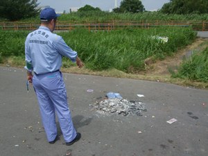 花火ゴミの投棄を確認している状況