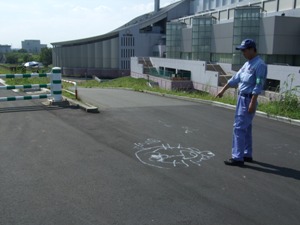 堤防の天端道路上の落書きを確認
