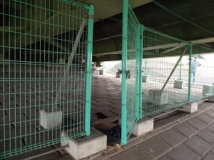 橋梁下部の立入制限防止フェンス扉の鍵が破損している状況