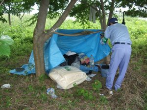 河川敷のテントを確認している状況