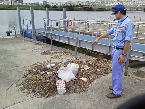 足立緊急用船着場内の不法投棄を確認