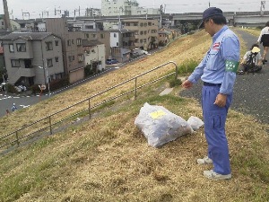 不法投棄された生活ゴミの状況を確認