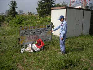 不法投棄された生活ゴミの状況を確認。