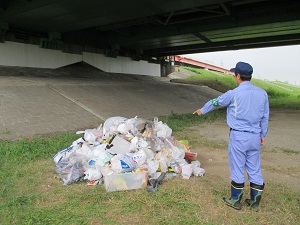 不法投棄された生活ゴミの状況を確認。