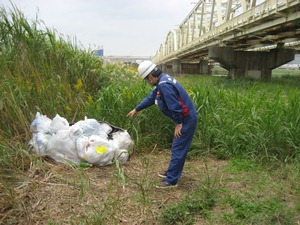 不法投棄された生活ゴミの状況を確認。