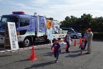 ポンプ車です。排水作業で使用するポンプとホースも展示しました。