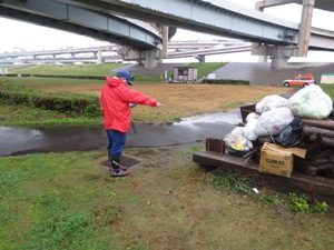 不法投棄されたゴミを確認している様子