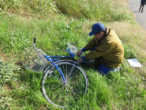不法投棄された自転車を確認している様子