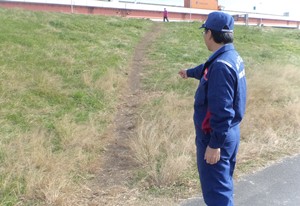 堤防法面の裸地化の状態を確認している状況