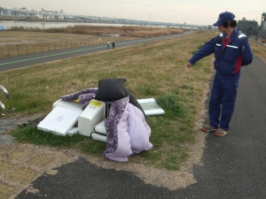 不法投棄された家庭ゴミの状況を確認