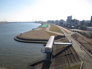 荒川ロックゲートから下流をのぞむ