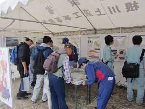 荒川上流河川事務所の事業概要パネル、荒川流域の航空写真及び立体地形図の展示も盛況でした！