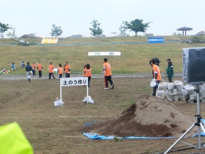 大学生も土のう作り及び運搬の訓練にがんばりました。