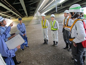 関越道都幾川橋です。橋梁本体や護岸の状況を確認しています。（越辺川出張所管内）