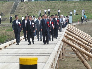 開通式後は参加者で橋を渡ってみました。