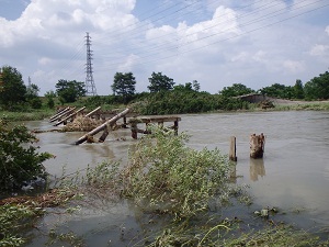 昨年6月の大雨により流され、橋脚だけが残されました。