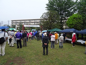 雨にもかかわらず、イベント会場には多くの人が訪れました。