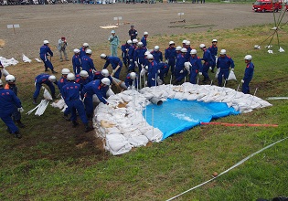 堤防の漏水拡大を防ぐ「月の輪工法」の演習が行われました。