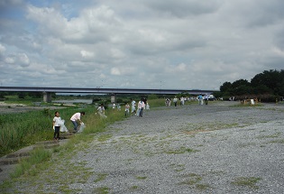 多くの方々が清掃活動に参加しました。