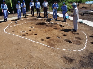 縄文時代の竪穴式住居の跡も発掘されました。穴には柱が設置されていたようです。