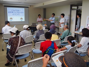 日本気象予報士会はプロジェクターを使用しお天気の解説・相談を行いました。