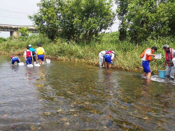 本日は中学生14名の参加で、水生生物の採取を行いました。