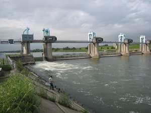秋ヶ瀬取水堰で埼玉県や東京都に供給する水道の取水が行われています。