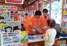 道の駅での職場体験の様子（直売所でのレジ打ち）