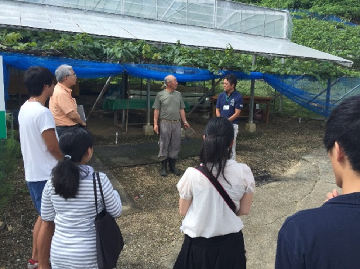 観光農園で四季折々の産物について、話を伺う様子