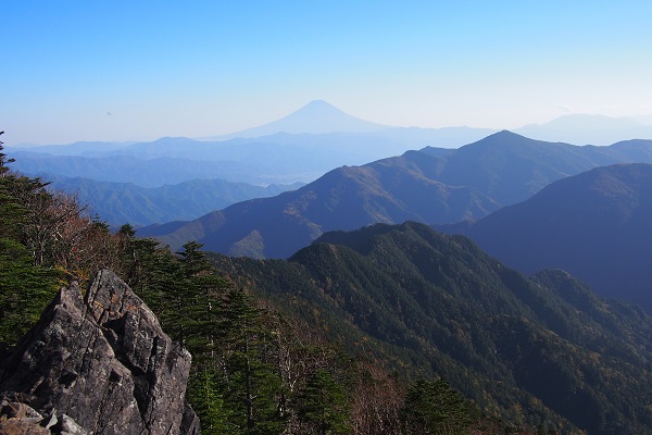 甲武信ヶ岳山頂付近からは富士山が見えました。