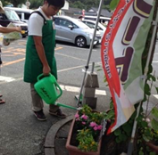 学生が観賞用に寄せ植えした花の管理状況